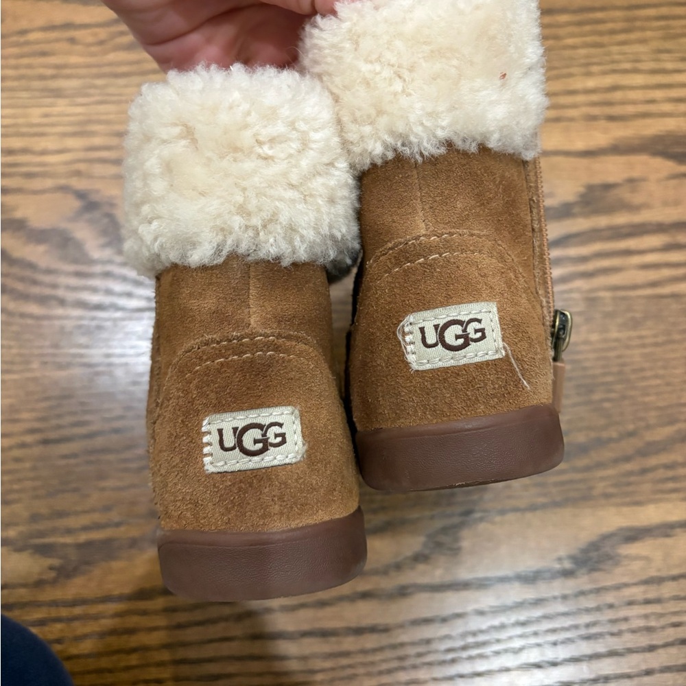 UGG 8T Boots with Cream Fur & zipper